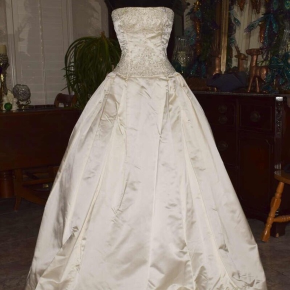 Reem Acra Rich Wedding Dress Size 10 in Ivory - Style Name is Rich - Sample - Picture 2 of 13